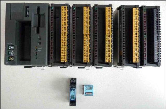 Picture 5 – The PLC controller, a miniature relay and relay in base Picture 5 – The PLC controller, a miniature relay and relay in base